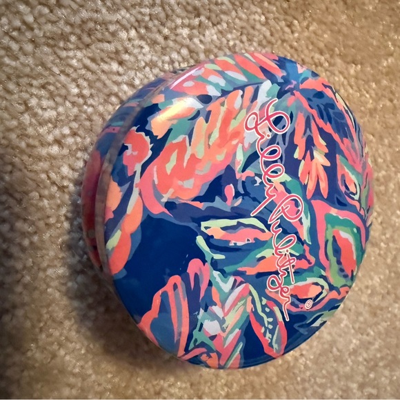 New! Lilly Pulitzer 5 ounce Soy candle in reusable tin - Picture 2 of 2